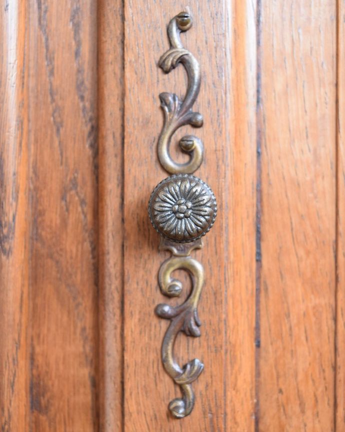 アンティーク家具 フレンチ香るアンティークのキャビネット、フランスのアンティーク家具 。開ける度になんだかワクワク取っ手のデザインにもフランスらしいこだわりが。(j-2463-f)