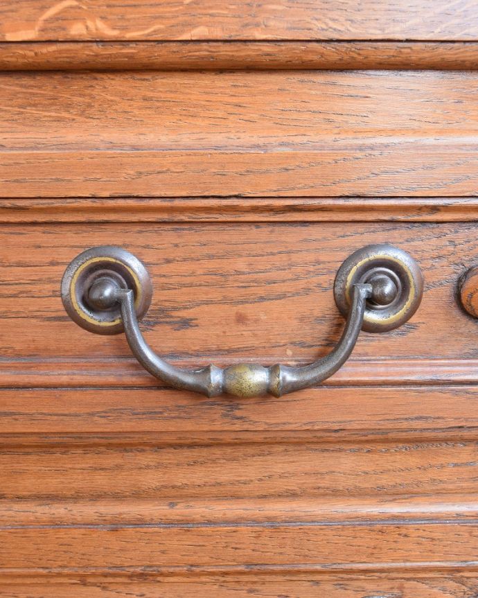 アンティーク家具 フレンチ香るアンティークのキャビネット、フランスのアンティーク家具 。ハンドル部分も美しい引き出し部分にはハンドルタイプの取っ手。(j-2463-f)