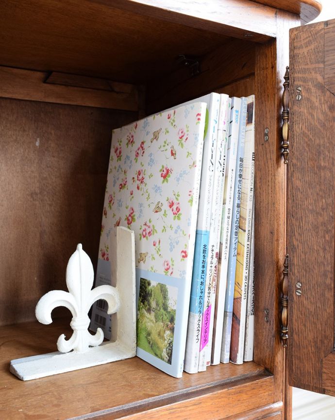 アンティーク家具 フレンチ香るアンティークのキャビネット、フランスのアンティーク家具 。扉の中は収納たっぷりA4サイズの雑誌までしっかり収納出来ちゃう大きさ。(j-2463-f)