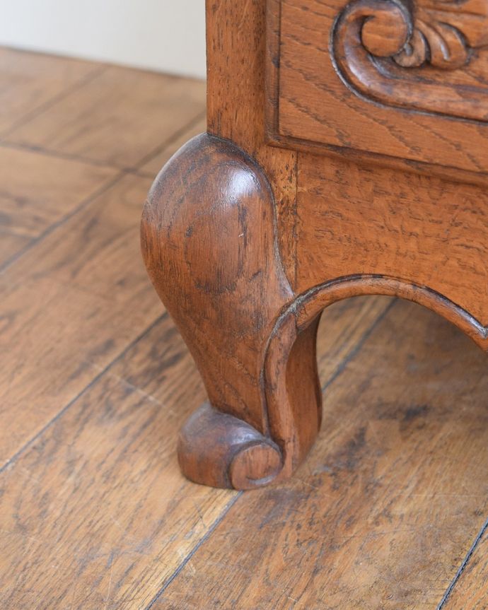 アンティーク家具 フレンチ香るアンティークのキャビネット、フランスのアンティーク家具 。女性１人でも運べちゃうんですHandleのアンティークは、脚の裏にフェルトキーパーをお付けしているので、床を滑らせて女性1人でもラクに移動が出来ます。(j-2463-f)