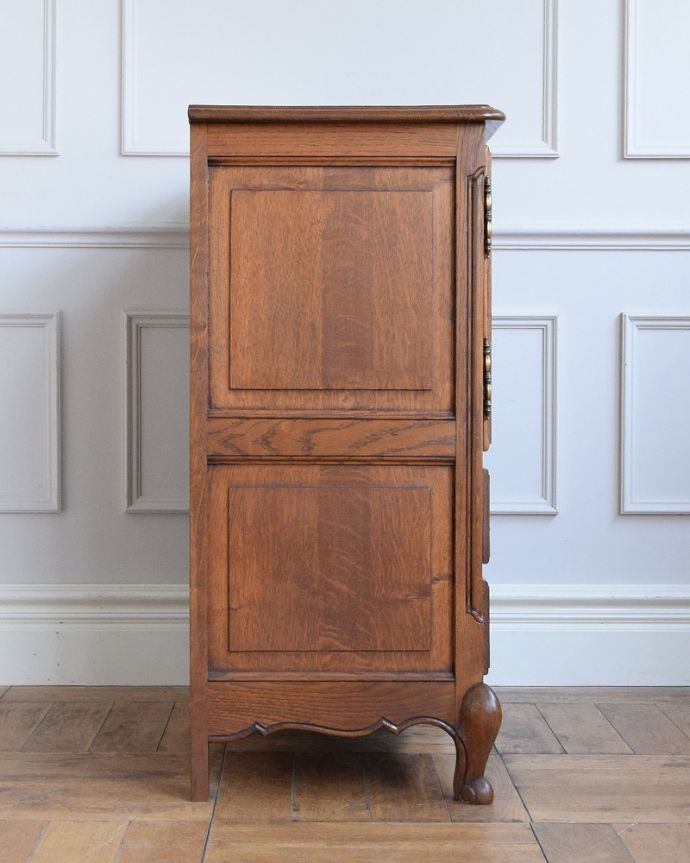 アンティーク家具 フレンチ香るアンティークのキャビネット、フランスのアンティーク家具 。横から見てもステキフランスらしいこだわりが感じられる横顔も美しいんです。(j-2463-f)