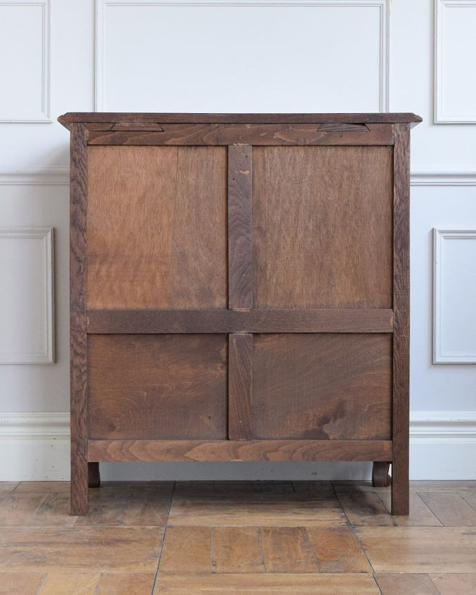 アンティーク家具 フレンチ香るアンティークのキャビネット、フランスのアンティーク家具 。後ろ姿も見てくださいアンティークは新品ではないので、もちろん経年変化によるキズはありますが、後ろ姿もキレイです。(j-2463-f)