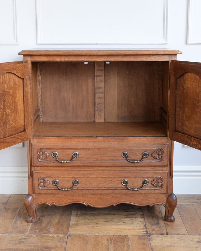 アンティーク家具 フレンチ香るアンティークのキャビネット、フランスのアンティーク家具 。扉部分を開けて中を見てみましょう！もともとカップボードとして、お気に入りの食器を入れて使われていた家具。(j-2463-f)