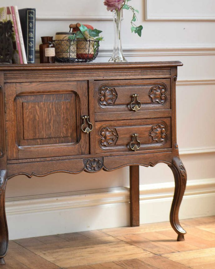 アンティークのチェスト アンティーク家具 プロヴァンス香るフレンチアンティーク家具、いつも人気者の彫りがキレイなキャビネット 。扉も引き出しも。(j-2464-f)