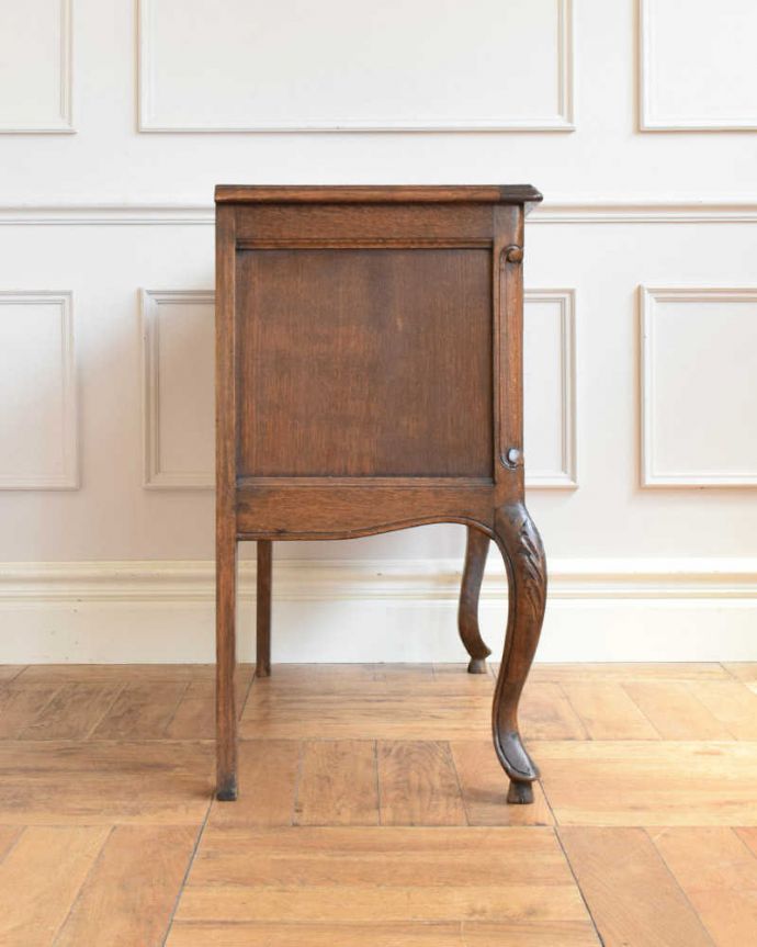 アンティークのチェスト アンティーク家具 プロヴァンス香るフレンチアンティーク家具、いつも人気者の彫りがキレイなキャビネット 。横から見てもステキフランスらしいこだわりが感じられる横顔も美しいんです。(j-2464-f)