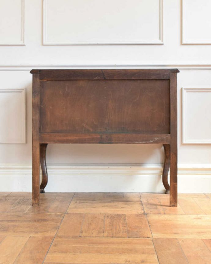 アンティークのチェスト アンティーク家具 プロヴァンス香るフレンチアンティーク家具、いつも人気者の彫りがキレイなキャビネット 。後ろ姿も見てくださいアンティークは新品ではないので、もちろん経年変化によるキズはありますが、後ろ姿もキレイです。(j-2464-f)