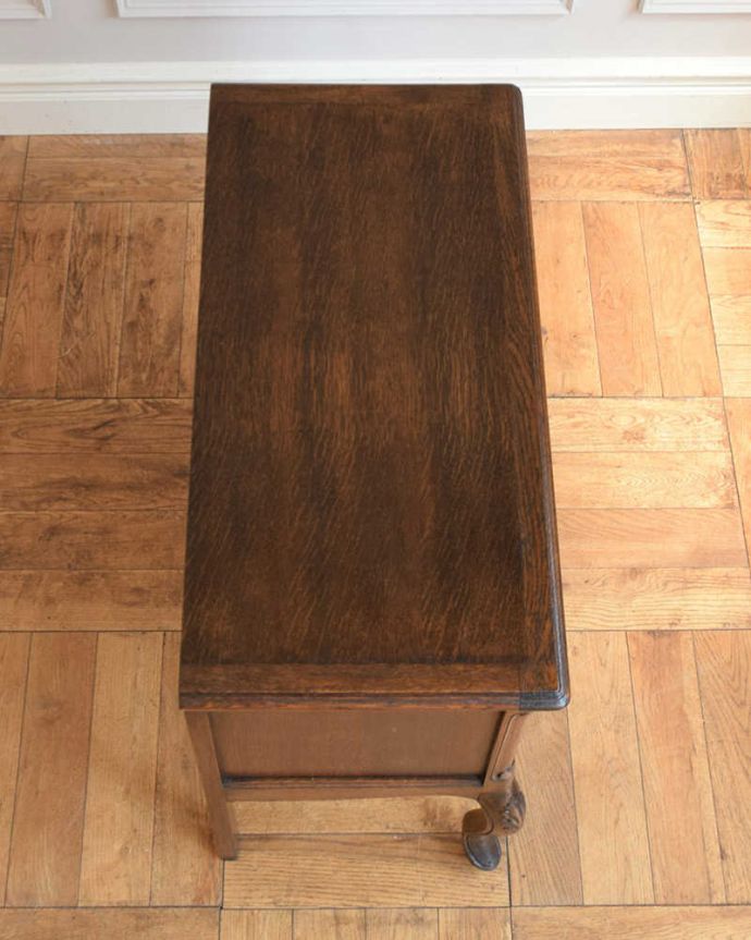 アンティークのチェスト アンティーク家具 プロヴァンス香るフレンチアンティーク家具、いつも人気者の彫りがキレイなキャビネット 。上から見てみると・・・天板を上から見てみるとこんな感じです。(j-2464-f)