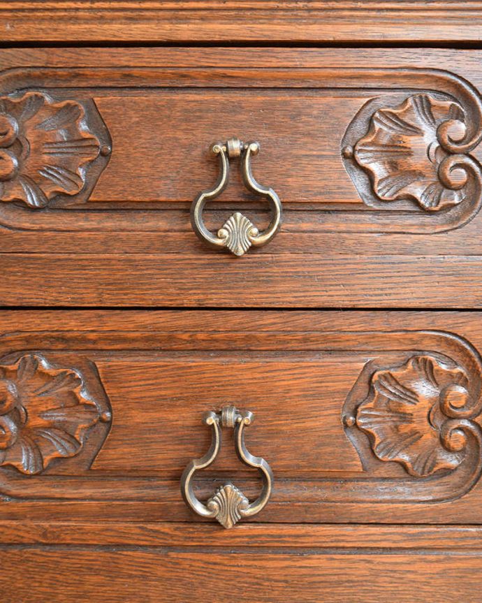 アンティークのチェスト アンティーク家具 プロヴァンス香るフレンチアンティーク家具、いつも人気者の彫りがキレイなキャビネット 。開ける度になんだかワクワク取っ手のデザインにもフランスらしいこだわりが。(j-2464-f)