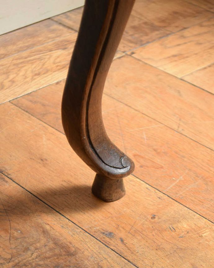 アンティークのチェスト アンティーク家具 プロヴァンス香るフレンチアンティーク家具、いつも人気者の彫りがキレイなキャビネット 。女性1人でも運べちゃうんですHandleのアンティークは、脚の裏にフェルトキーパーをお付けしているので、床を滑らせて女性1人でもラクに移動が出来ます。(j-2464-f)