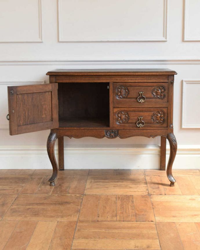 アンティークのチェスト アンティーク家具 プロヴァンス香るフレンチアンティーク家具、いつも人気者の彫りがキレイなキャビネット 。扉部分を開けて中を見てみましょう!もともとカップボードとして、お気に入りの食器を入れて使われていた家具。(j-2464-f)