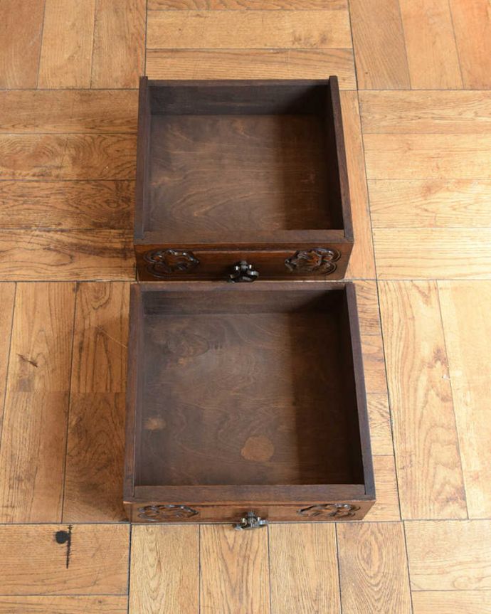 アンティークのチェスト アンティーク家具 プロヴァンス香るフレンチアンティーク家具、いつも人気者の彫りがキレイなキャビネット 。引き出しの中もキレイですカトラリーなどを収納して使っていた引き出しの中も、もちろんキレイに仕上げました。(j-2464-f)