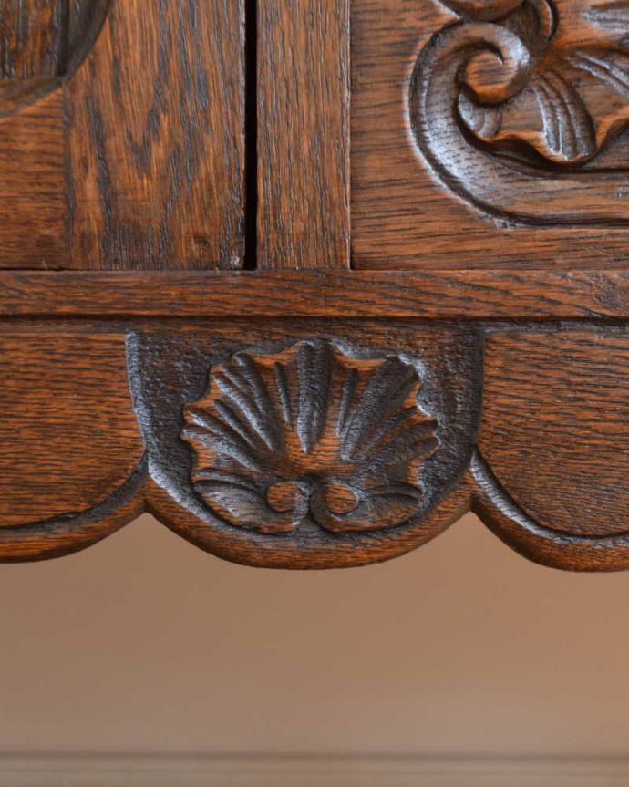 アンティークのチェスト アンティーク家具 プロヴァンス香るフレンチアンティーク家具、いつも人気者の彫りがキレイなキャビネット 。フランスらしい彫りフランスらしさの象徴とも言える、優雅な彫りの装飾。(j-2464-f)