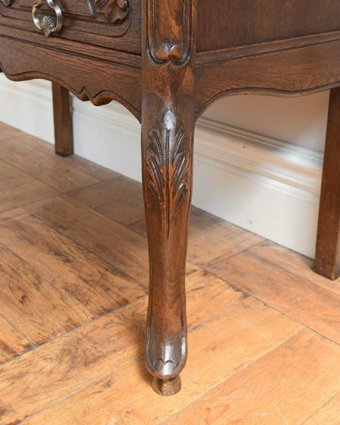 アンティークのチェスト アンティーク家具 プロヴァンス香るフレンチアンティーク家具、いつも人気者の彫りがキレイなキャビネット 。いろんな場所にこだわり彫のデザインもいろいろです。(j-2464-f)