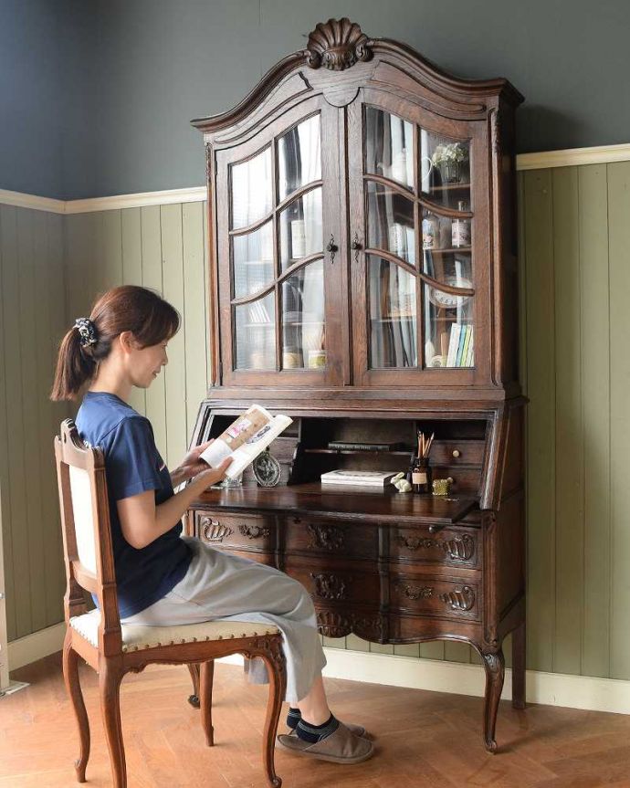 アンティークのキャビネット　アンティーク家具　彫りが隅々まであるアンティーク家具、フランス輸入のアンティークビューローブックケース。あっという間に自分だけの贅沢デスク扉を前に倒すとデスクが登場。(j-2465-f)
