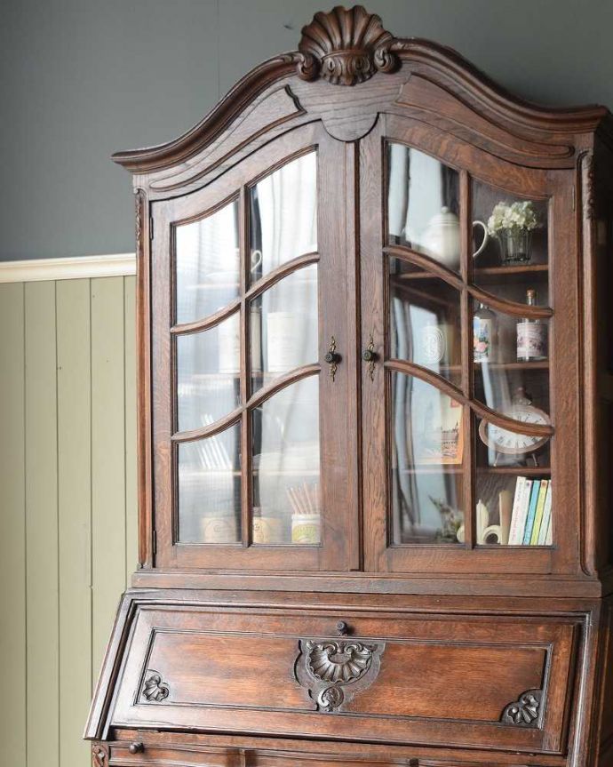 アンティークのキャビネット　アンティーク家具　彫りが隅々まであるアンティーク家具、フランス輸入のアンティークビューローブックケース。装飾の美しさにうっとりデスクの上はガラス扉のキャビネット。(j-2465-f)