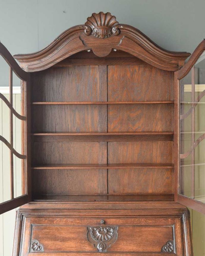 アンティークのキャビネット　アンティーク家具　彫りが隅々まであるアンティーク家具、フランス輸入のアンティークビューローブックケース。美しいガラス扉の中身は･･･専門の職人がしっかり修復したので、扉の中もこんな感じでキレイです。(j-2465-f)