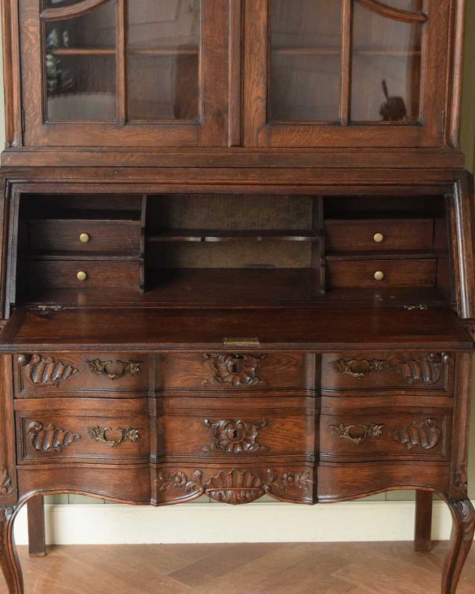 アンティークのキャビネット　アンティーク家具　彫りが隅々まであるアンティーク家具、フランス輸入のアンティークビューローブックケース。お片付け上手のヒミツ扉の中身はこんなに細かく仕切られています。(j-2465-f)