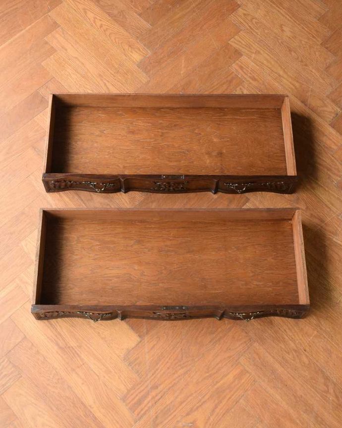 アンティークのキャビネット　アンティーク家具　彫りが隅々まであるアンティーク家具、フランス輸入のアンティークビューローブックケース。何でも収納できる引き出しもちろん、引き出しの中もキレイに修復しました。(j-2465-f)