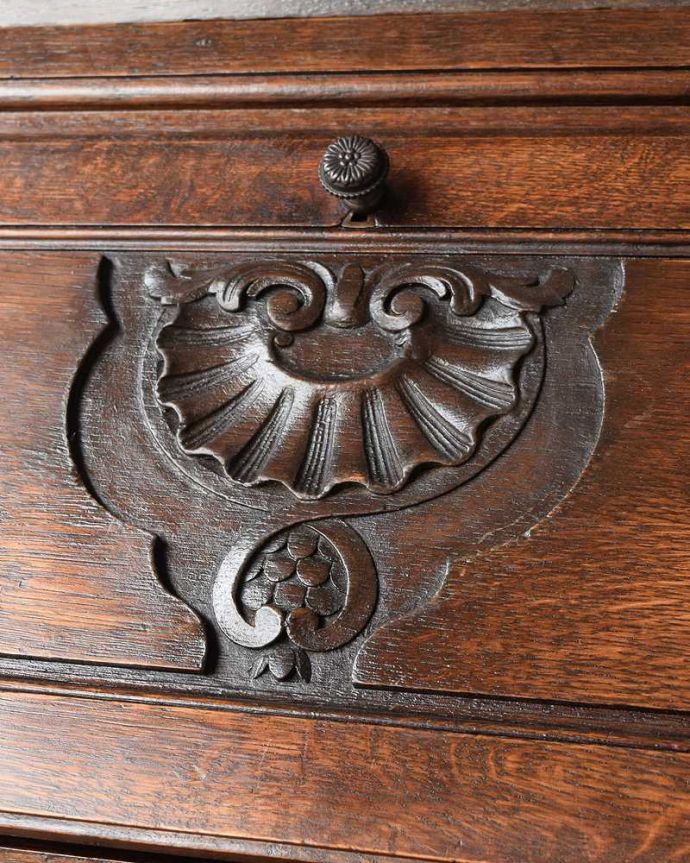アンティークのキャビネット　アンティーク家具　彫りが隅々まであるアンティーク家具、フランス輸入のアンティークビューローブックケース。じっくり選んできました買い付けの時、納得するまで探し続けた彫のデザイン。(j-2465-f)