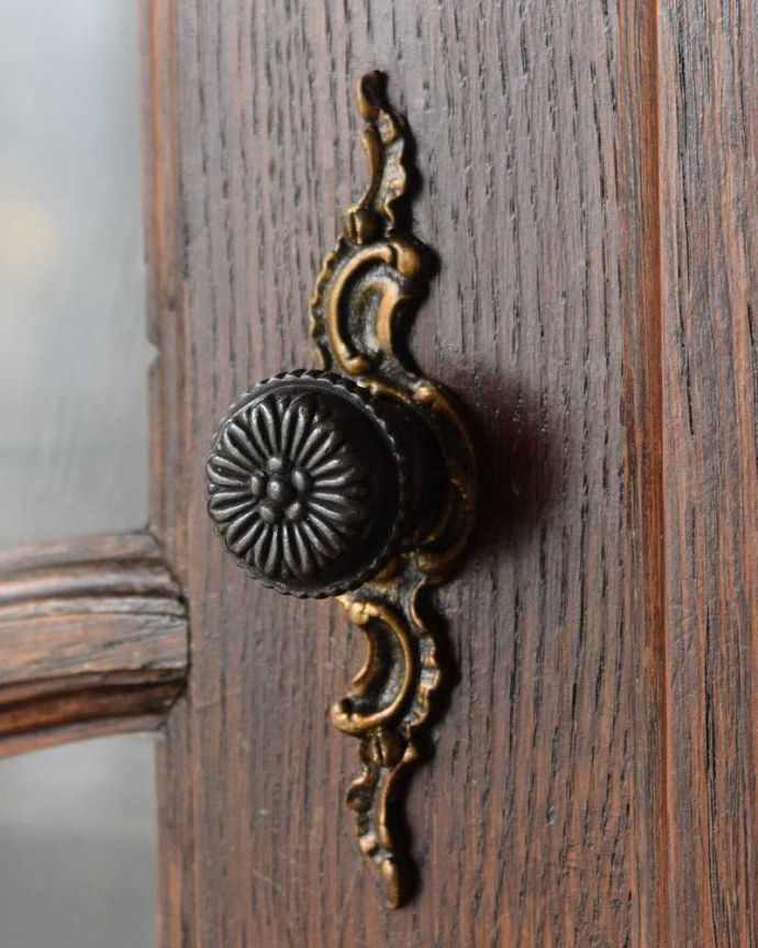 アンティークのキャビネット　アンティーク家具　彫りが隅々まであるアンティーク家具、フランス輸入のアンティークビューローブックケース。こんな場所にもフランスらしさフランスらしく凝ったデザインの繊細な装飾は取っ手にまで施されています。(j-2465-f)