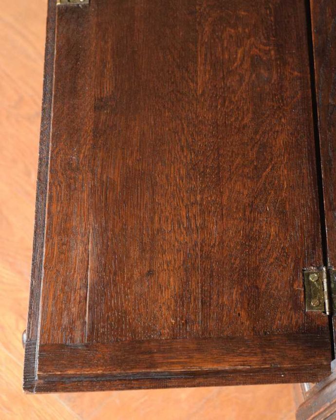 アンティークのキャビネット　アンティーク家具　彫りが隅々まであるアンティーク家具、フランス輸入のアンティークビューローブックケース。デスク部分を近くで見てみるとこんな感じでキレイにお直ししてあります。(j-2465-f)