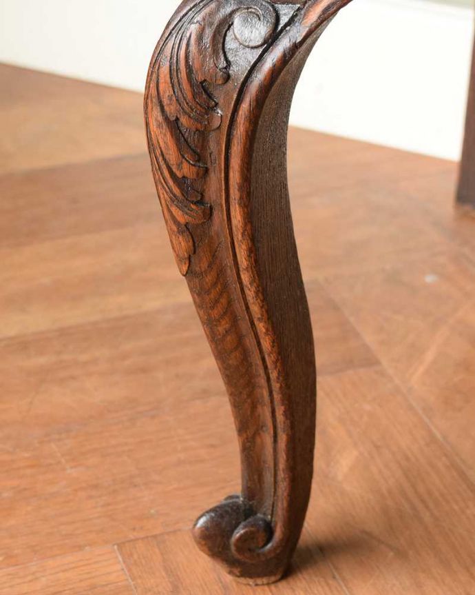 アンティークのキャビネット　アンティーク家具　彫りが隅々まであるアンティーク家具、フランス輸入のアンティークビューローブックケース。女性１人でラクラ運べちゃうんですHandleのアンティークは、脚の裏にフェルトキーパーをお付けしています。(j-2465-f)