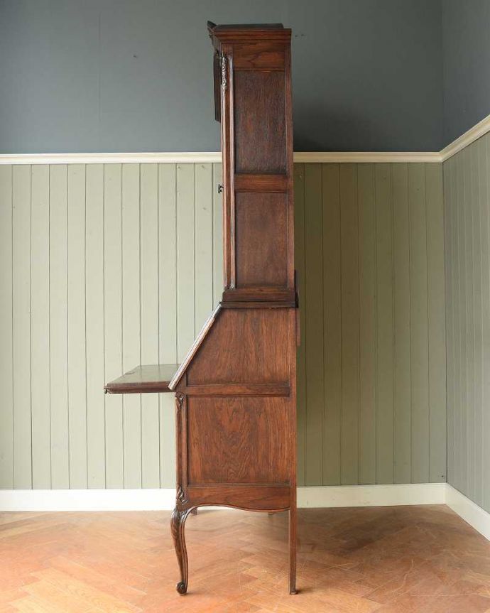 アンティークのキャビネット　アンティーク家具　彫りが隅々まであるアンティーク家具、フランス輸入のアンティークビューローブックケース。横から見ても素敵なんですもちろん横顔もフランス家具らしい美しさ。(j-2465-f)