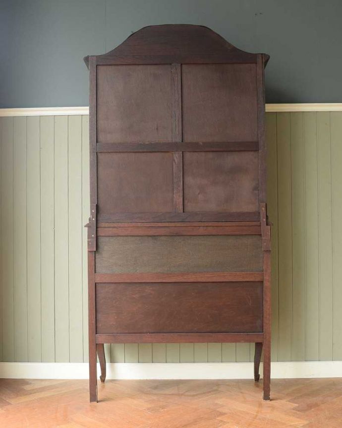 アンティークのキャビネット　アンティーク家具　彫りが隅々まであるアンティーク家具、フランス輸入のアンティークビューローブックケース。後ろ姿にもうっとりアンティークは新品ではないので経年変化によるキズはありますがしっかりお直しをしているので、安心してお使いください。(j-2465-f)