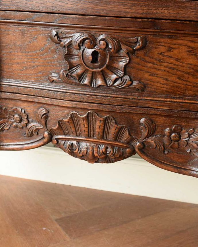 アンティークのキャビネット　アンティーク家具　彫りが隅々まであるアンティーク家具、フランス輸入のアンティークビューローブックケース。フランスらしい彫りフランスらしさの象徴とも言える、優雅な彫りの装飾。(j-2465-f)