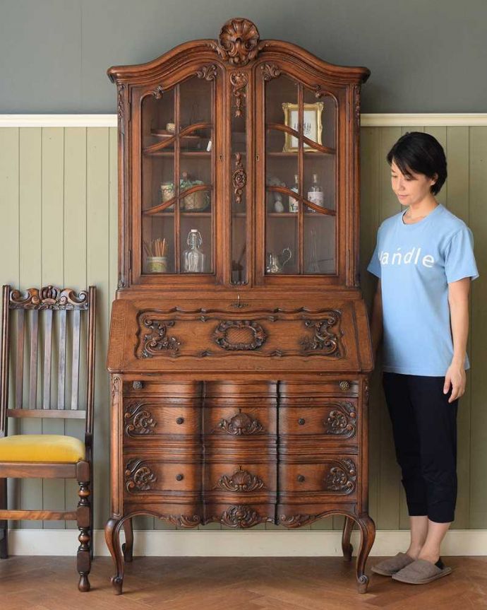 ビューロー アンティーク家具 贅沢な彫りが美しいアンティーク南仏家具、オーク材のブックビューロー(本棚とデスク) 。優雅さと気品が漂うフレンチビューロー見た目はガラスキャビネットなのに、デスクとチェストの機能も備えたビューローブックケース。(j-2466-f)