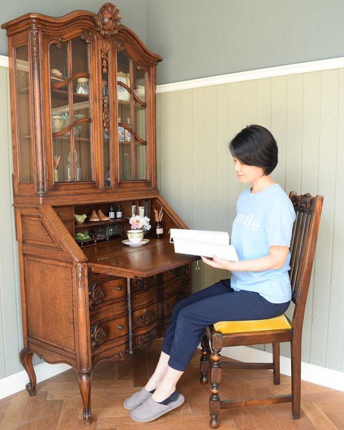 ビューロー アンティーク家具 贅沢な彫りが美しいアンティーク南仏家具、オーク材のブックビューロー(本棚とデスク) 。あっという間に自分だけの贅沢デスク扉を前に倒すとデスクが登場。(j-2466-f)