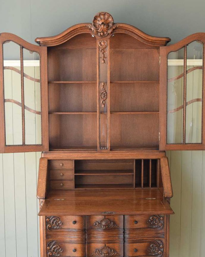 ビューロー アンティーク家具 贅沢な彫りが美しいアンティーク南仏家具、オーク材のブックビューロー(本棚とデスク) 。美しいガラス扉の中身は・・・専門の職人がしっかり修復したので、扉の中もこんな感じでキレイです。(j-2466-f)