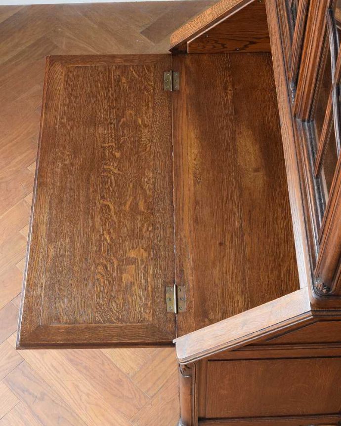 ビューロー アンティーク家具 贅沢な彫りが美しいアンティーク南仏家具、オーク材のブックビューロー(本棚とデスク) 。デスクの天板を上から見ると・・・やっぱりデスクは天板部分が気になるから、専門の職人が古い塗装を剥離してピッカピカに修復しました。(j-2466-f)