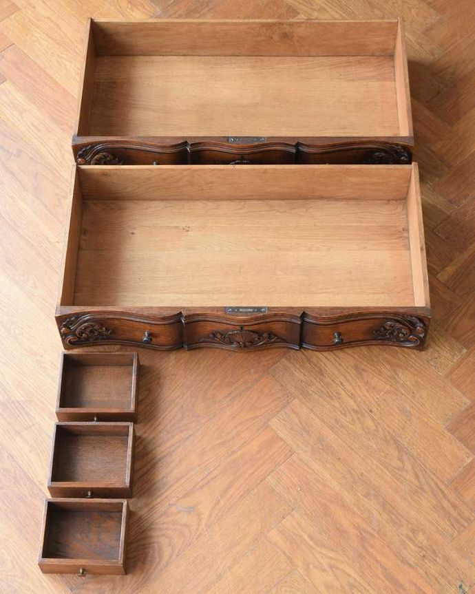 ビューロー アンティーク家具 贅沢な彫りが美しいアンティーク南仏家具、オーク材のブックビューロー(本棚とデスク) 。何でも収納できる引き出しもちろん、引き出しの中もキレイに修復しました。(j-2466-f)