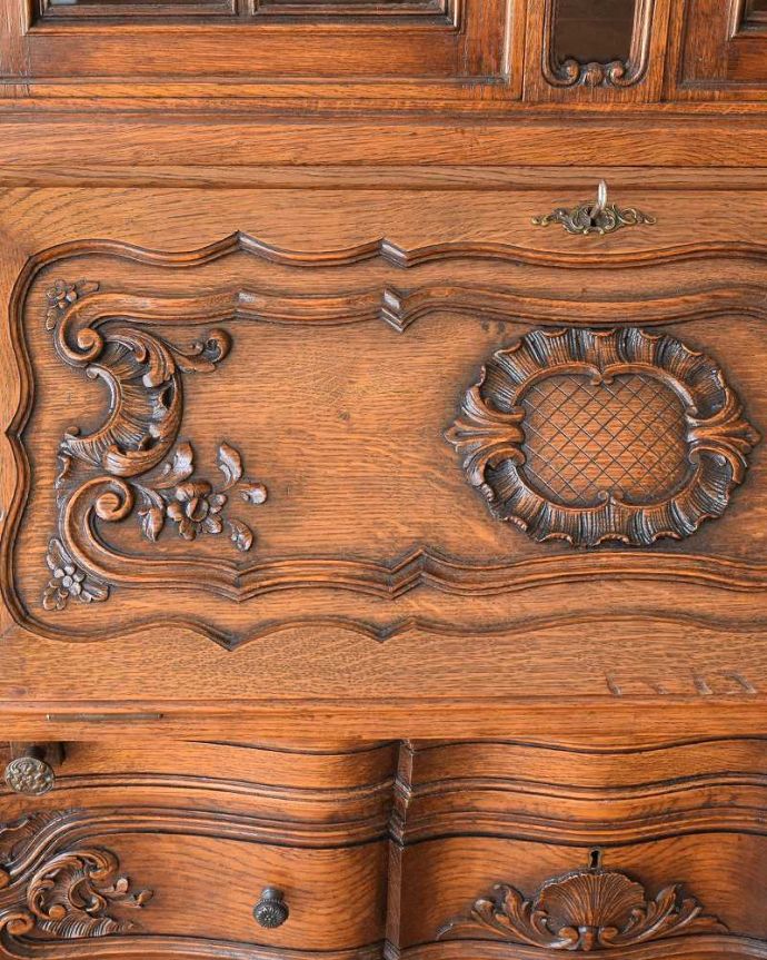 ビューロー アンティーク家具 贅沢な彫りが美しいアンティーク南仏家具、オーク材のブックビューロー(本棚とデスク) 。じっくり選んできました買い付けの時、納得するまで探し続けた彫のデザイン。(j-2466-f)