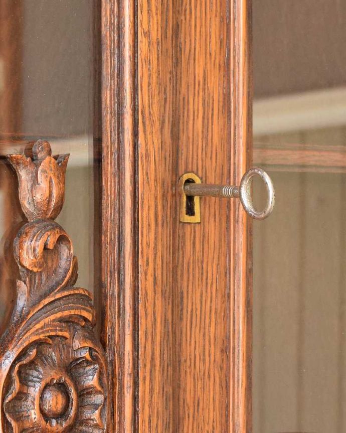 ビューロー アンティーク家具 贅沢な彫りが美しいアンティーク南仏家具、オーク材のブックビューロー(本棚とデスク) 。大切なものも収納出来ますおとぎ話に出てくるような可愛いアンティークの鍵が付いています。(j-2466-f)