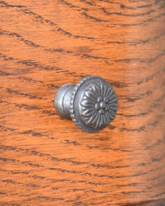 ビューロー アンティーク家具 贅沢な彫りが美しいアンティーク南仏家具、オーク材のブックビューロー(本棚とデスク) 。引き出しの取っ手引き出しに鍵はかかりません。(j-2466-f)