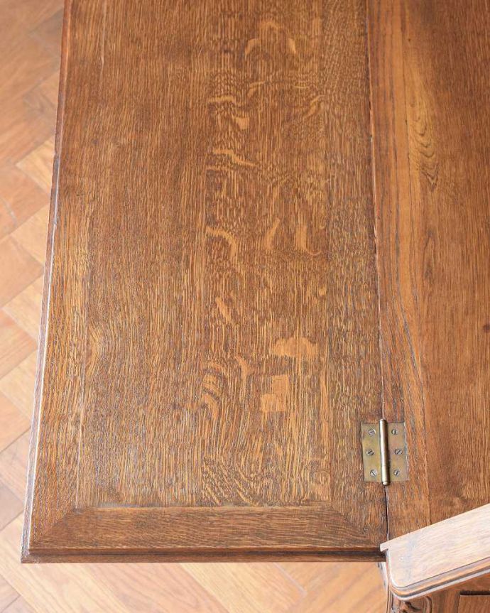 ビューロー アンティーク家具 贅沢な彫りが美しいアンティーク南仏家具、オーク材のブックビューロー(本棚とデスク) 。デスク部分を近くで見てみるとこんな感じでキレイにお直ししてあります。(j-2466-f)