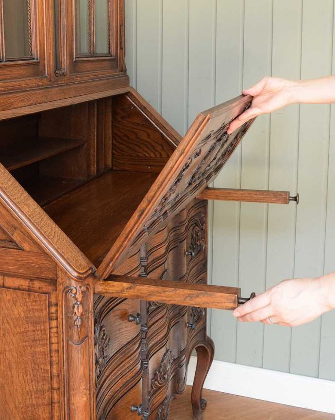 ビューロー アンティーク家具 贅沢な彫りが美しいアンティーク南仏家具、オーク材のブックビューロー(本棚とデスク) 。あっという間にデスクが登場扉を前に倒すだけで、あっという間にデスクが登場!どんな場所にも似合う「魅せるデスク」です。(j-2466-f)