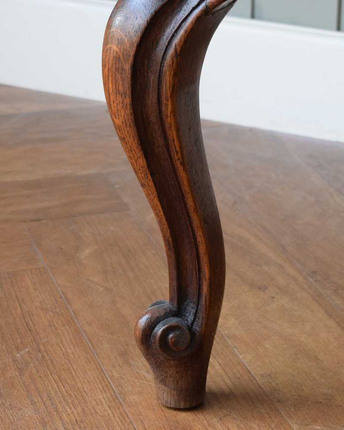 ビューロー アンティーク家具 贅沢な彫りが美しいアンティーク南仏家具、オーク材のブックビューロー(本棚とデスク) 。女性1人でラクラ運べちゃうんですHandleのアンティークは、脚の裏にフェルトキーパーをお付けしています。(j-2466-f)