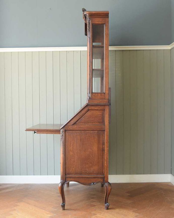 ビューロー アンティーク家具 贅沢な彫りが美しいアンティーク南仏家具、オーク材のブックビューロー(本棚とデスク) 。横から見ても素敵なんですもちろん横顔もフランス家具らしい美しさ。(j-2466-f)