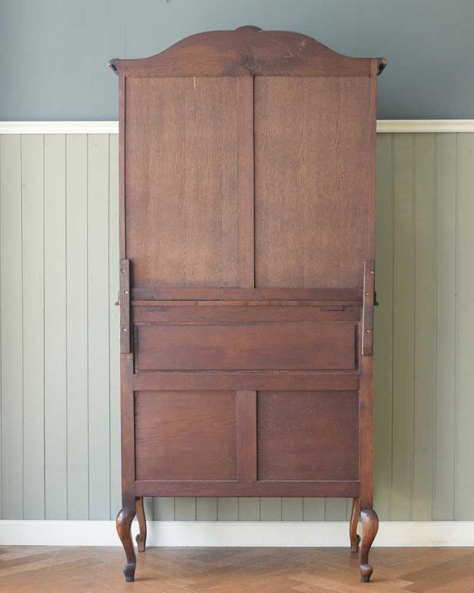 ビューロー アンティーク家具 贅沢な彫りが美しいアンティーク南仏家具、オーク材のブックビューロー(本棚とデスク) 。後ろ姿にもうっとりアンティークは新品ではないので経年変化によるキズはありますがしっかりお直しをしているので、安心してお使いください。(j-2466-f)