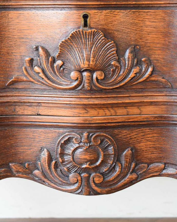 ビューロー アンティーク家具 贅沢な彫りが美しいアンティーク南仏家具、オーク材のブックビューロー(本棚とデスク) 。こんな場所にもフランスらしさ彫のデザインもいろいろです。(j-2466-f)