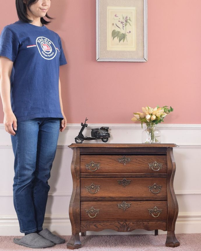 アンティークのチェスト アンティーク家具 どこでも置ける小ぶりなサイズ、フランスで出会ったアンティークチェスト(コモード)。美しい曲線美がフランスらしいんです。(j-2467-f)