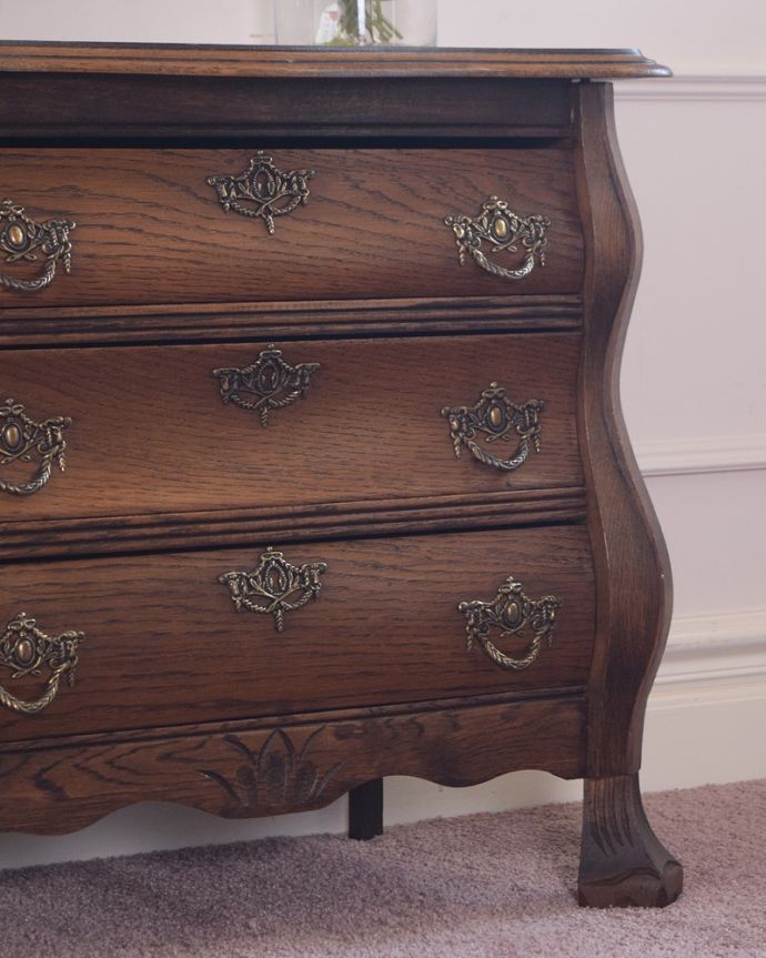 アンティークのチェスト アンティーク家具 どこでも置ける小ぶりなサイズ、フランスで出会ったアンティークチェスト(コモード)。「見せる収納」だから、置く場所を選びません!チェストと言ってもデザインがステキだから、収納だけじゃなくて見ても楽しめる家具なんです。(j-2467-f)