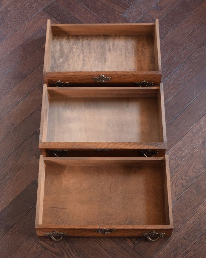 アンティークのチェスト アンティーク家具 どこでも置ける小ぶりなサイズ、フランスで出会ったアンティークチェスト(コモード)。キレイに修復したので、何を入れてもOKです。(j-2467-f)