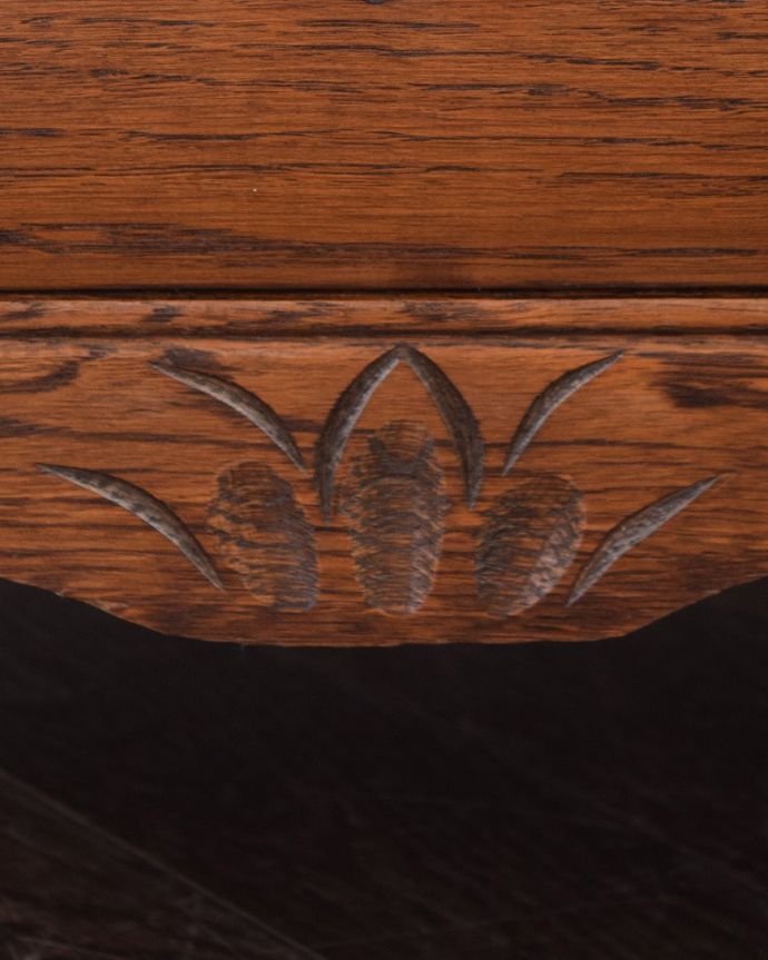 アンティークのチェスト アンティーク家具 どこでも置ける小ぶりなサイズ、フランスで出会ったアンティークチェスト(コモード)。フランスらしい彫りフランスらしさの象徴とも言える、優雅な彫りの装飾。(j-2467-f)