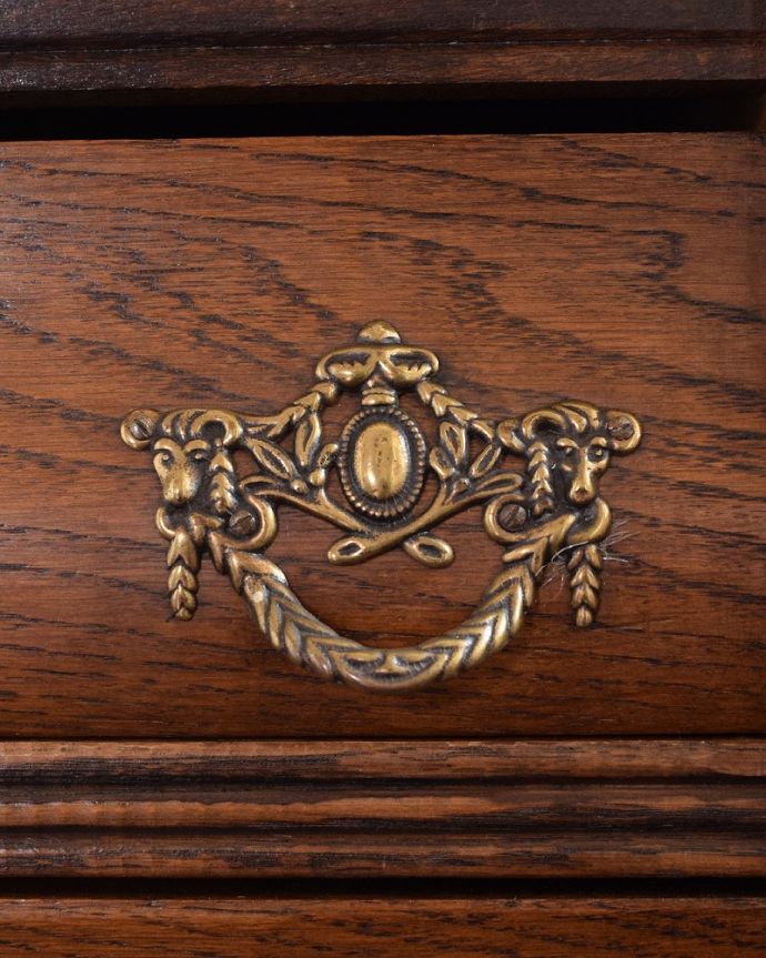 アンティークのチェスト アンティーク家具 どこでも置ける小ぶりなサイズ、フランスで出会ったアンティークチェスト(コモード)。開ける度にワクワクする取っ手フランスらしい優雅なデザインは取っ手にも。(j-2467-f)