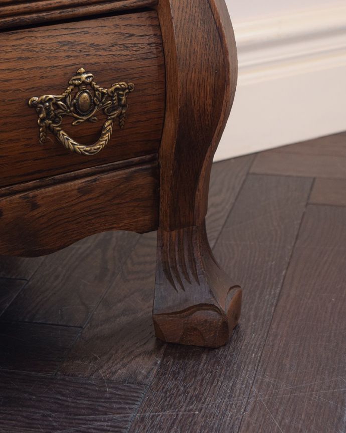 アンティークのチェスト アンティーク家具 どこでも置ける小ぶりなサイズ、フランスで出会ったアンティークチェスト(コモード)。女性1人でラクラク運べちゃう仕掛けHandleのアンティークは、脚の裏にフェルトキーパーをお付けしています。(j-2467-f)