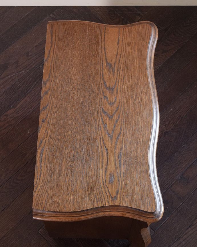 アンティークのチェスト アンティーク家具 どこでも置ける小ぶりなサイズ、フランスで出会ったアンティークチェスト(コモード)。何を置こうかな・・・?上から見ると、天板はこんな感じで塗装もキレイに仕上げました。(j-2467-f)